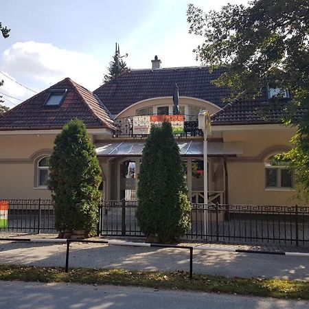 The Corner House Panzio Ξενοδοχείο Tata Εξωτερικό φωτογραφία